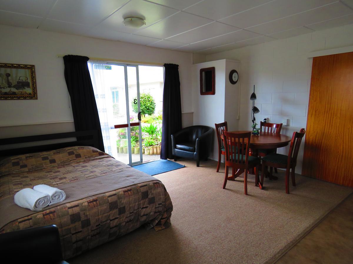 Opunake Motel And Backpackers Lodge Екстер'єр фото