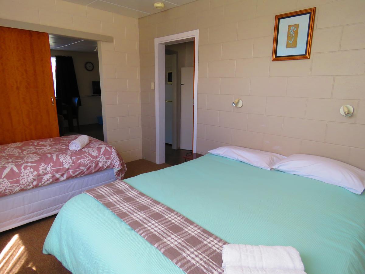 Opunake Motel And Backpackers Lodge Екстер'єр фото