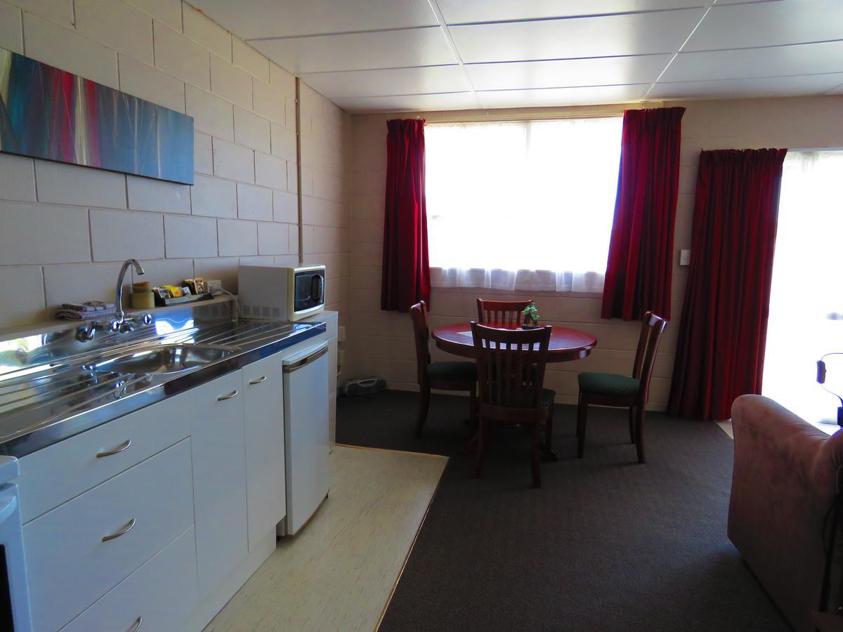Opunake Motel And Backpackers Lodge Екстер'єр фото