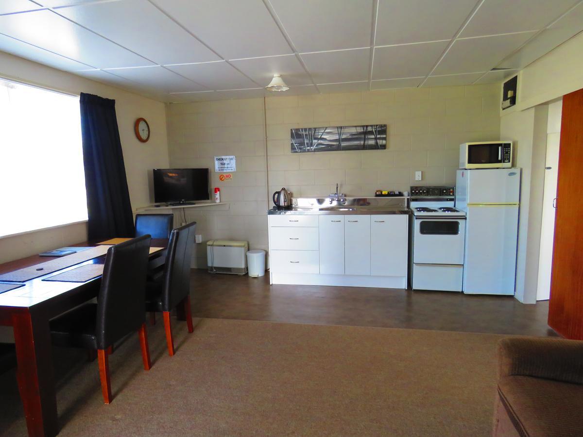 Opunake Motel And Backpackers Lodge Екстер'єр фото