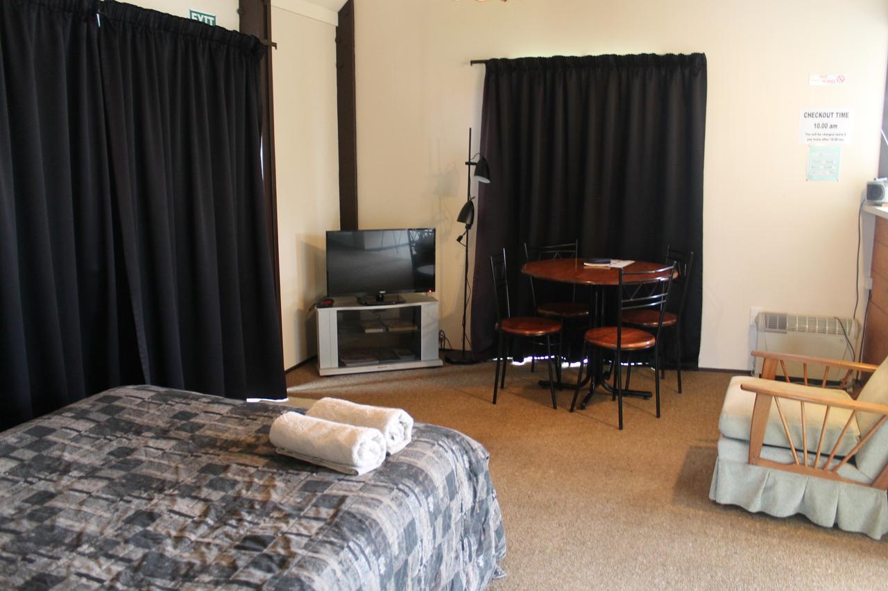 Opunake Motel And Backpackers Lodge Номер фото